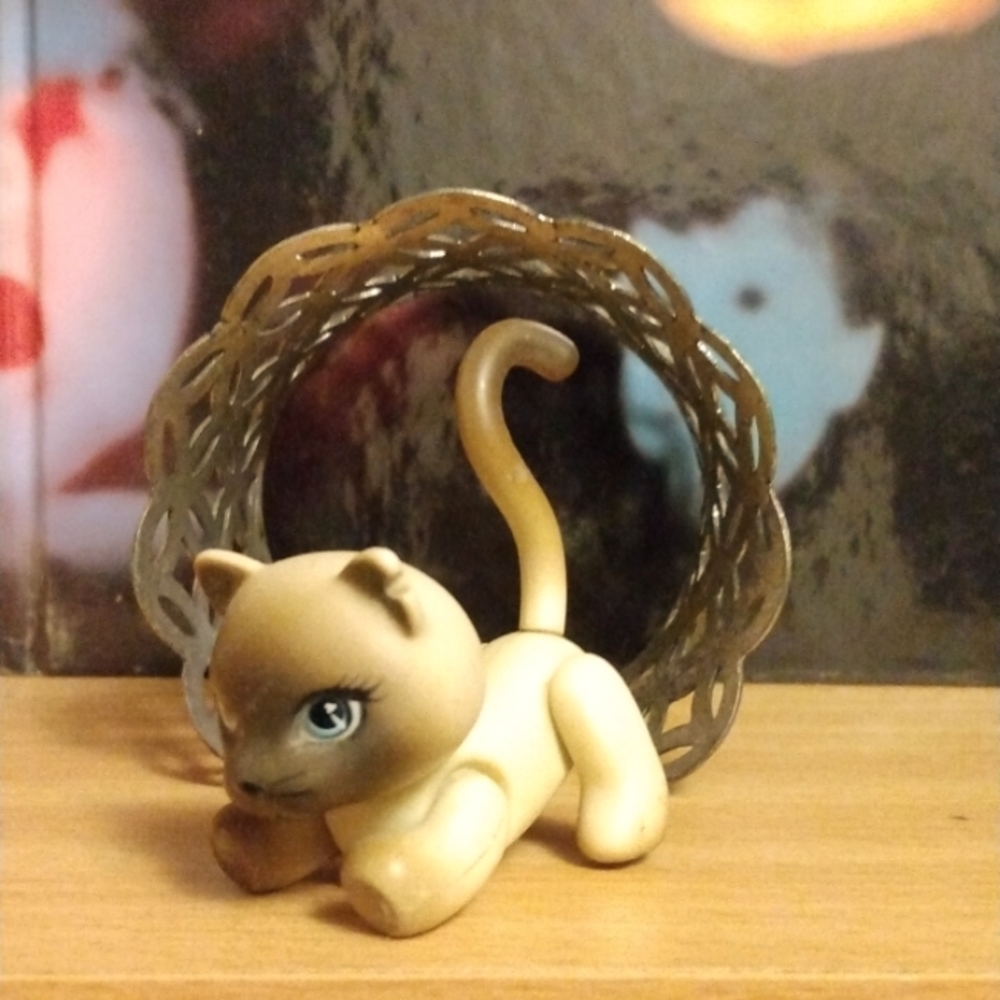 Fully body cat figurine
